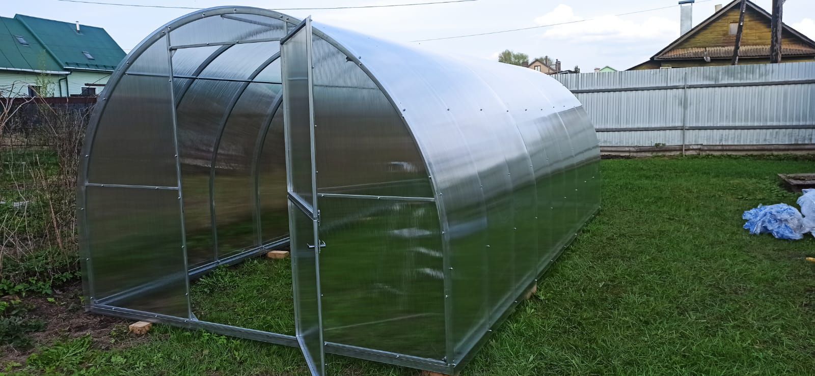 Арочная теплица 3 × 4–10 × 2,1 м — труба 40 × 20 мм, шаг 65 см
